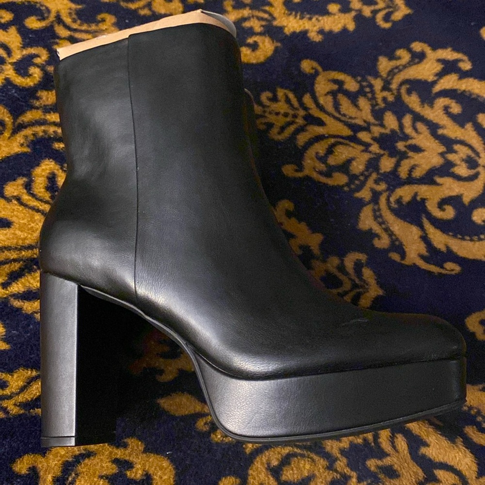Black heel boots